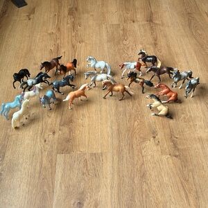Lot of 21 Breyer Stablemates Mini Horses
